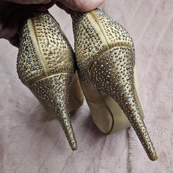 Steve Madden Stunning Gold Heels with Rhinestone Detail - Picture 4 of 9